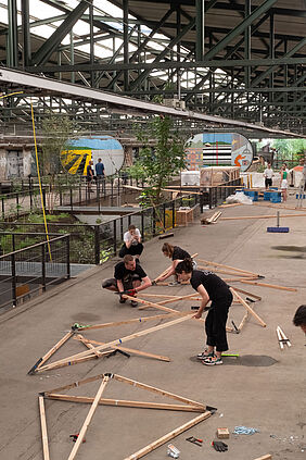 During construction work: Constructive elements made from scrap wood and scrap metal are put together, photo: T. Hassler