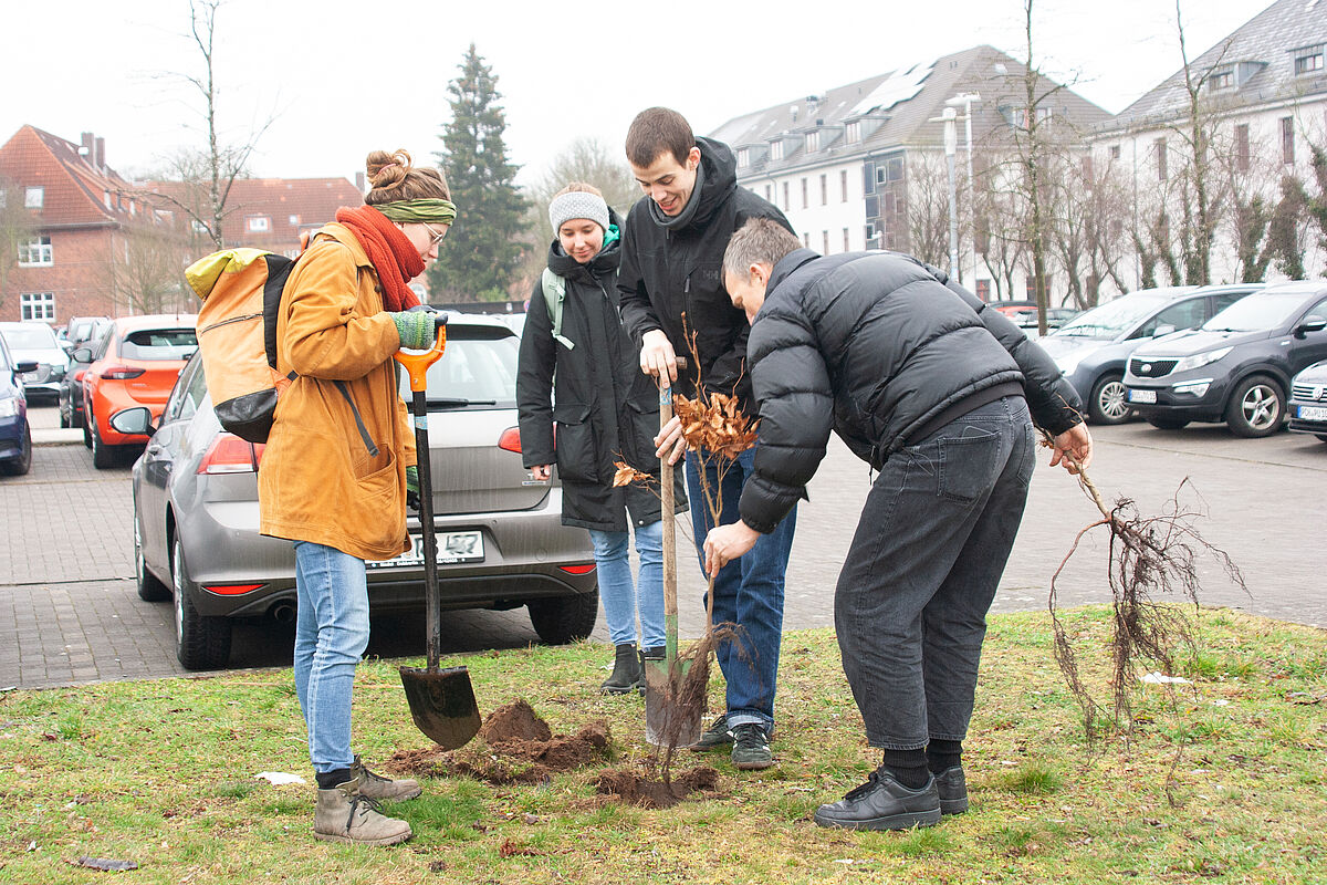 2023_Maerz_Jennifer_Beyer_Henrike_Kruse_Peer_Roeder_und_Daniel_Huelseweg_Foto Sabrina Lampe_gestaltungwismar.jpg